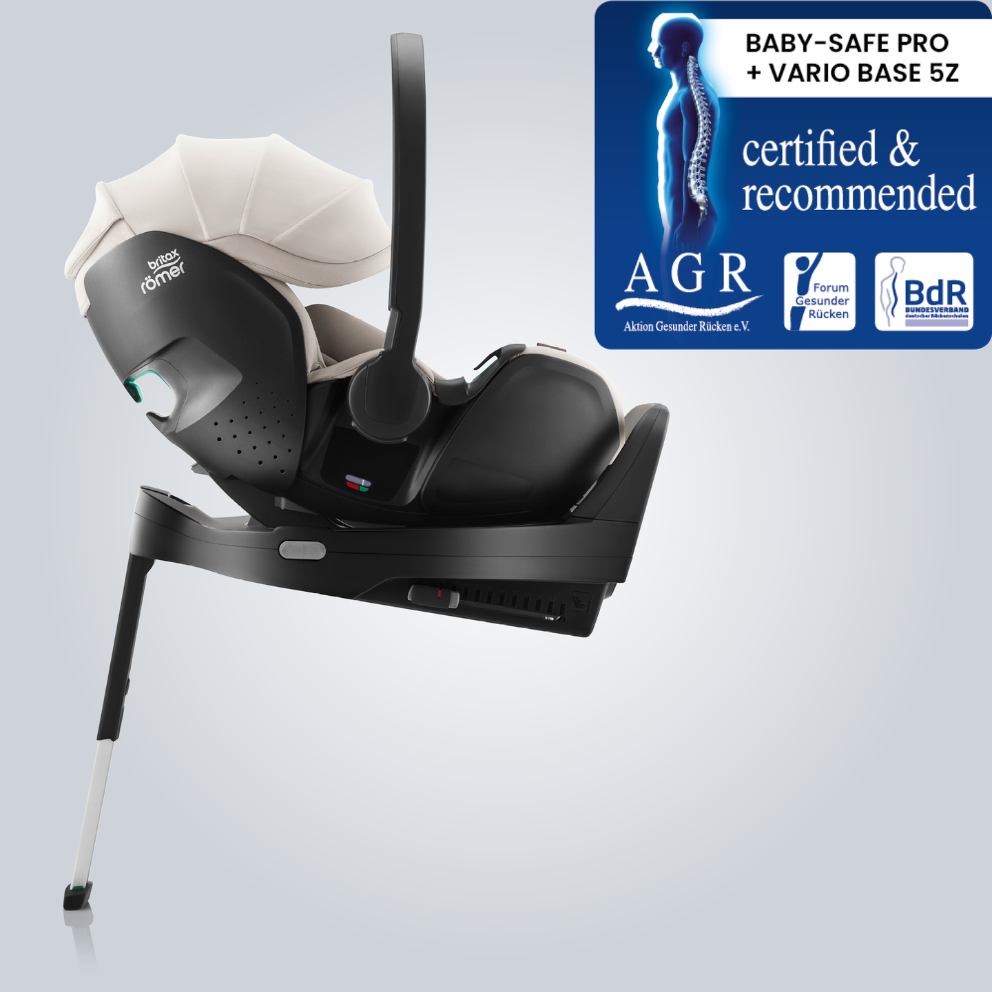 BABY-SAFE PRO kojeneck&aacute; autosedačka v barvě Soft Taupe, upevněn&aacute; na z&aacute;kladně ISOFIX s podpěrnou nohou, zobrazena z bočn&iacute;ho pohledu s označen&iacute;m &bdquo;Tested & Recommended&ldquo; od Aktion Gesunder R&uuml;cken e.V.