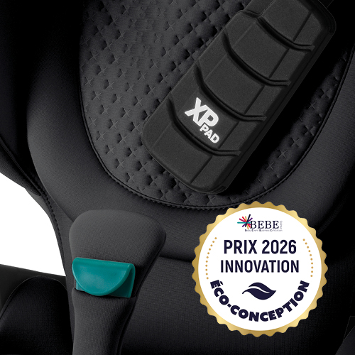 Detailní záběr na autosedačku Britax Römer KIDFIX PRO s vysokou opěrkou, zdůrazňující logo Eco-Design Innovation 2026 Award a charakteristické 3D hvězdicové ražení LUX collection